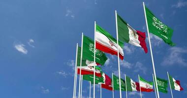 México, corrí y ksa, Reino de saudi arabia banderas ondulación juntos en el cielo, sin costura lazo en viento, espacio en izquierda lado para diseño o información, 3d representación video