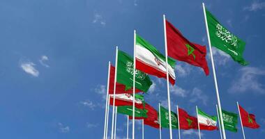 Maroc, J'ai couru et ksa, Royaume de saoudien Saoudite drapeaux agitant ensemble dans le ciel, sans couture boucle dans vent, espace sur la gauche côté pour conception ou information, 3d le rendu video