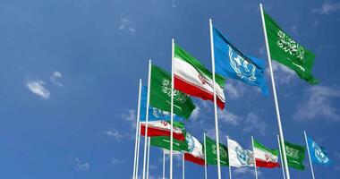 Unidos nações, un, Eu corri e ksa, reino do saudita arábia bandeiras acenando juntos dentro a céu, desatado ciclo dentro vento, espaço em esquerda lado para Projeto ou Informação, 3d Renderização video