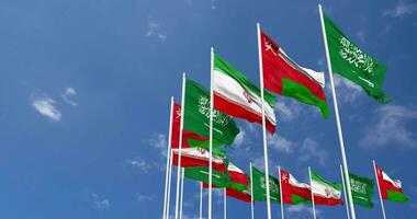 Omán, corrí y ksa, Reino de saudi arabia banderas ondulación juntos en el cielo, sin costura lazo en viento, espacio en izquierda lado para diseño o información, 3d representación video