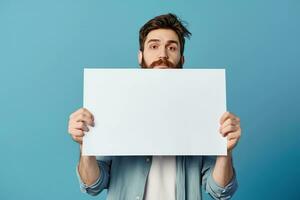 ai generado hombre participación arriba un blanco papel foto