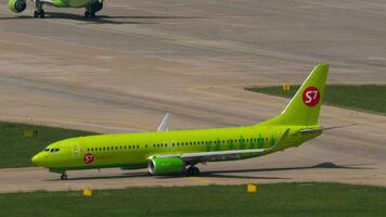 Boeing 737 of S7 Airlines turn runway video