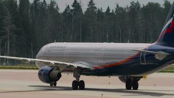 aerobús a321 de aeroflot rodaje, cerca arriba video