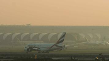 Emirates atterraggio a d'oro tramonto video