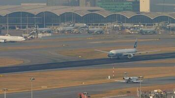 Boeing 777 of Cathay Pacific takeoff video