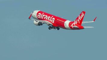 Lowcoster of AirAsia taking off video