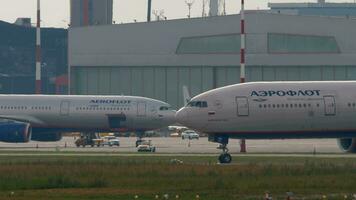 aéroflot avion à le aéroport, été journée video