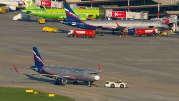 aereo traino, campo di aviazione video