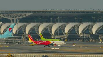 Airbus A321 of ThaiVietjet Air arriving video