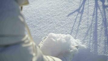 das Mädchen nimmt Schnee im ihr Hände und es bröckelt schließen oben video