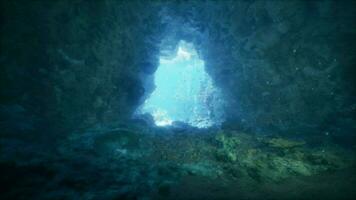 en grotta med en blå ljus kommande ut av den video