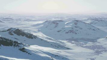 een besneeuwd berg reeks met een adembenemend lucht backdrop video