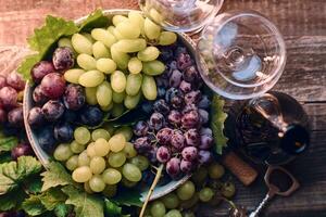 vino lentes y uvas en madera mesa foto