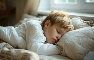 ai generado un pequeño chico dormido en un blanco almohada foto