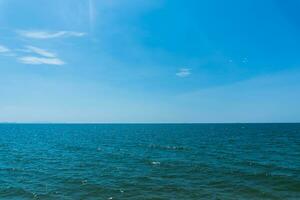 brillante azul cielo con blanco nubes para antecedentes o fondos de pantalla.el belleza de tropical naturaleza, chanthaburi provincia, tailandia, horizonte, marina, mar conectar a el cielo foto