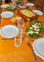 elegante mesa ajuste con anteojos, platos, y manjares para nuevo años celebracion foto