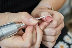 manicura salón Servicio para gel uña extensión y Perfecto polaco por experto uña técnico foto