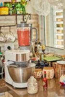 profesional cocinero prepara gazpacho en licuadora a hogar cocina con experto manos foto