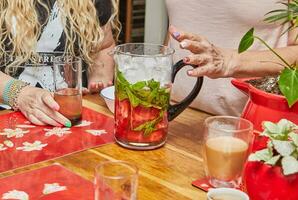 refrescante sandía y menta bebida en lanzador con hielo y vaso foto