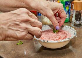 profesional cocinero prepara gazpacho en licuadora a hogar cocina con experto manos foto