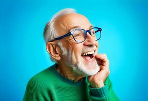 ai generado foto de retirado antiguo hombre abierto boca brillante sonrisa emocionado vestir lentes