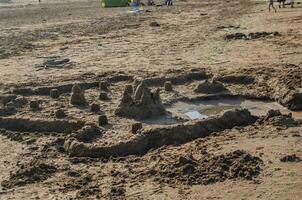 un arena castillo estaba construido en el playa. alto calidad foto