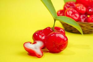 Fresco agua manzana Fruta y algunos agua manzana en cesta detrás en amarillo antecedentes foto