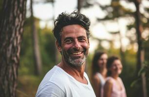 ai generado hombre en blanco camisa sonriente en al aire libre con familia foto