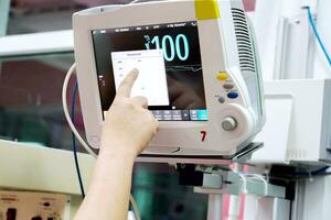 mano de enfermero ajuste de función a pb, vital firmar y corazón Velocidad monitor en hospital. foto