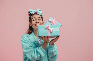 ai generado un mujer con regalos es participación ellos arriba en contra un rosado antecedentes foto