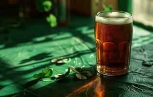 ai generado un irlandesa cerveza con dos trébol hojas sentado en un verde mesa foto