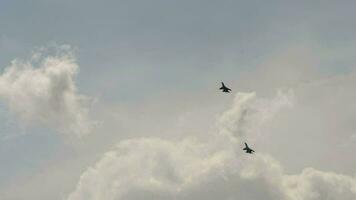 militaire combattants dans le ciel video