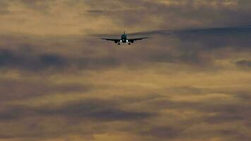 Jet aereo nel il tramonto cielo video