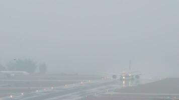 largo corpo aereo di linea partenza durante un' tropicale pioggia video