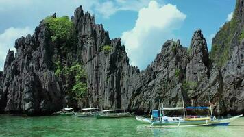 agradável tropical de praia com encalhado filipino barcos video