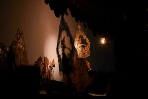 un hombre realizar con Wayang o tradicional javanés marioneta en etapa a noche. tubán, Indonesia - 22 septiembre, 2023. foto