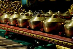 cerca arriba gamelan o bonang javanés tradicional instrumental música desde Indonesia. foto