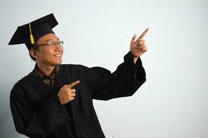 expresivo de adulto Indonesia masculino vestir graduación túnica, sombrero y los anteojos aislado en blanco fondo, expresiones de retrato graduación foto