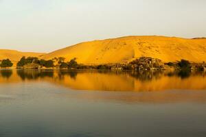 Nilo el mas largo río en África. primario agua fuente de Egipto. paisaje con claro agua río. foto