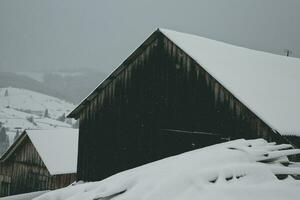 panorama de el pueblo en el invierno montañas cubierto con nieve. invierno paisaje. el concepto de libertad y soledad. foto