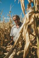ai generado un mayor hombre en pie en un maíz campo, rodeado por alto tallos y un sereno campo fondo. generativo ai foto
