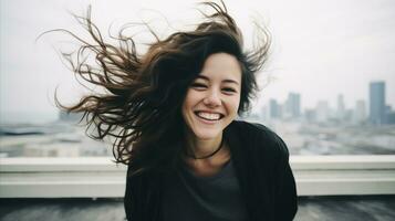 ai generado un mujer con fluido cabello, atrapado en el viento, exudando un sentido de libertad y movimienot. foto