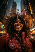 AI generated A woman with curly hair smiling in the city, radiating joy and happiness amidst the urban landscape. Generative AI photo
