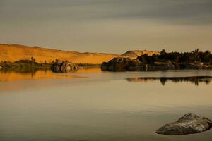 Nilo el mas largo río en África. primario agua fuente de Egipto. paisaje con claro agua río. foto