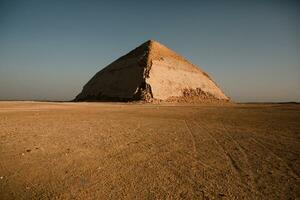 famoso egipcio pirámides de giza. paisaje en Egipto. pirámide en desierto. África. preguntarse de el mundo foto