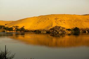 Nilo el mas largo río en África. primario agua fuente de Egipto. paisaje con claro agua río. foto