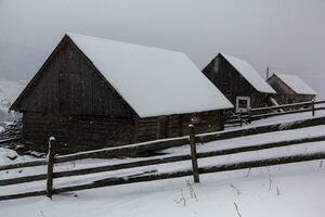 panorama de el pueblo en el invierno montañas cubierto con nieve. invierno paisaje. el concepto de libertad y soledad. foto