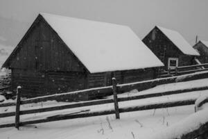 panorama de el pueblo en el invierno montañas cubierto con nieve. invierno paisaje. el concepto de libertad y soledad. foto