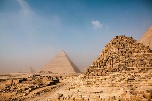 famoso egipcio pirámides de giza. paisaje en Egipto. pirámide en desierto. África. preguntarse de el mundo foto