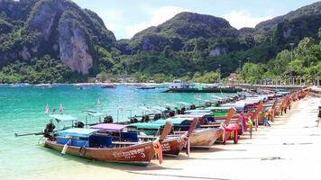 koh phi phi krabi Thaïlande 2018 longue queue bateau bateaux à le magnifique célèbre plage jetée koh phi phi Don Thaïlande. video